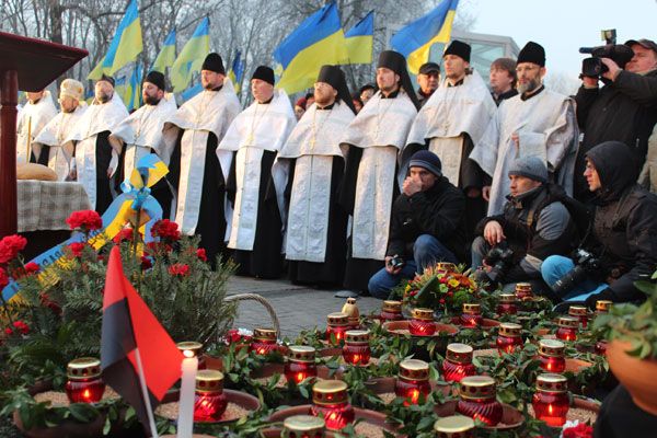 “Ці свічки зігріватимуть душі тих, кого скосив Голодомор”: у Києві вшанували жертв Голодомору - фото 54589
