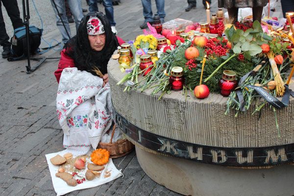 “Ці свічки зігріватимуть душі тих, кого скосив Голодомор”: у Києві вшанували жертв Голодомору - фото 54590