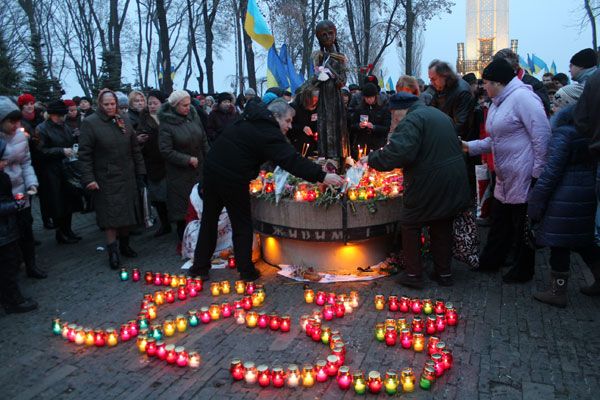 “Ці свічки зігріватимуть душі тих, кого скосив Голодомор”: у Києві вшанували жертв Голодомору - фото 54591