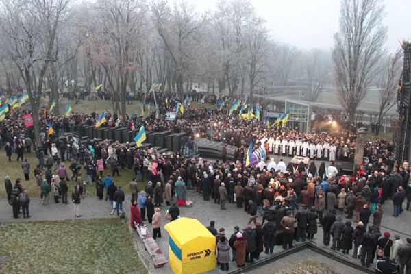 “Ці свічки зігріватимуть душі тих, кого скосив Голодомор”: у Києві вшанували жертв Голодомору - фото 54595