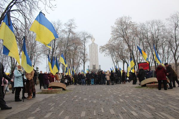 “Ці свічки зігріватимуть душі тих, кого скосив Голодомор”: у Києві вшанували жертв Голодомору - фото 54596