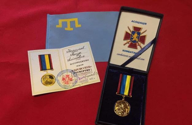 Муфтій посмертно нагородив медаллю ДУМУ 'Умма' кримського татарина, який загинув в АТО - фото 58148