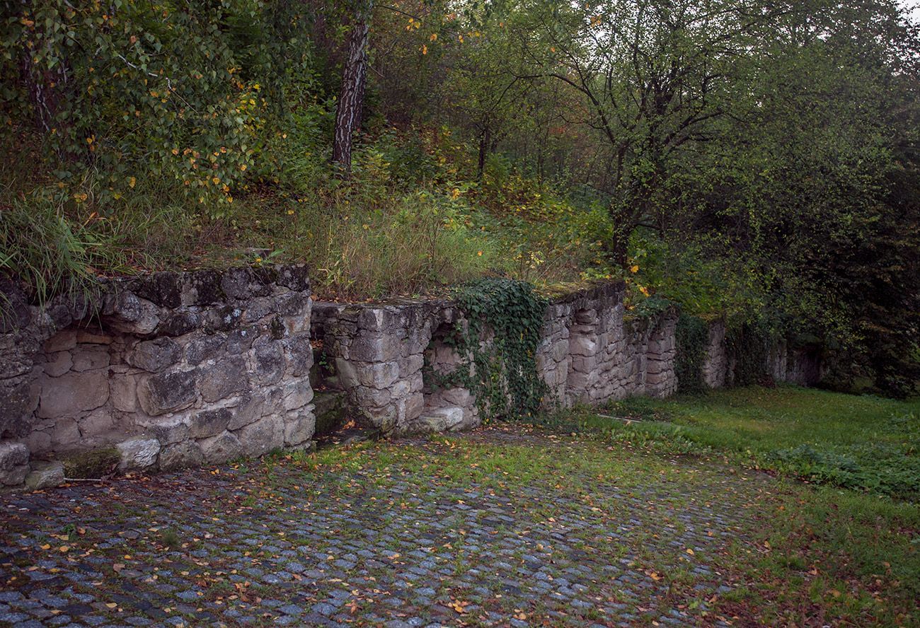 Підпорна стіна на церковному подвір’ї - фото 59940