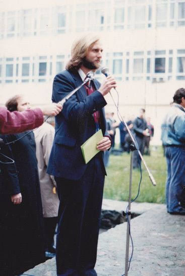 Борис Ґудзяк виступає біля колишнього приміщення Львівської богословської академії - фото 60955
