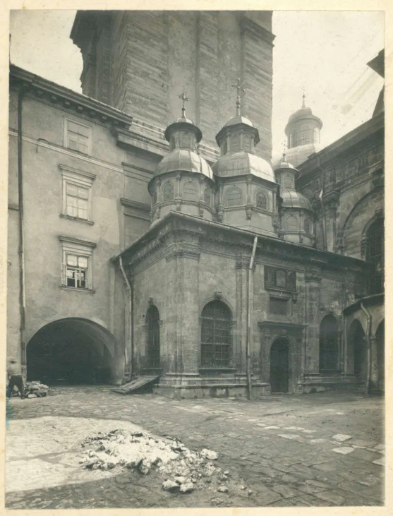 Каплиця та подвір’я храму. Фото Косцєші-Яворського. 1916 рік - фото 66767