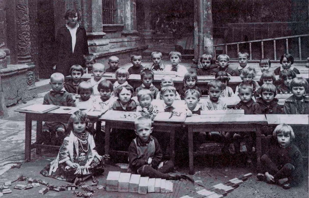 Руський аналог дитячого дошкільного закладу у дворі Успенської церкви. Фото до 1939 року - фото 66774