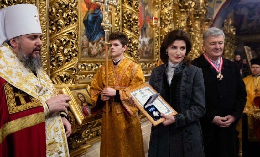 Третья годовщина ПЦУ. Митрополит Епифаний наградил Порошенко Крестом за заслуги перед Церковью - фото 84137