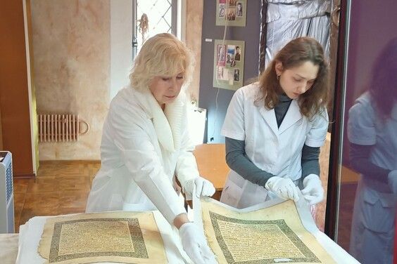 На Харківщині реставрують Євангеліє XVIII століття, врятоване під час окупації Ізюма - фото 112551