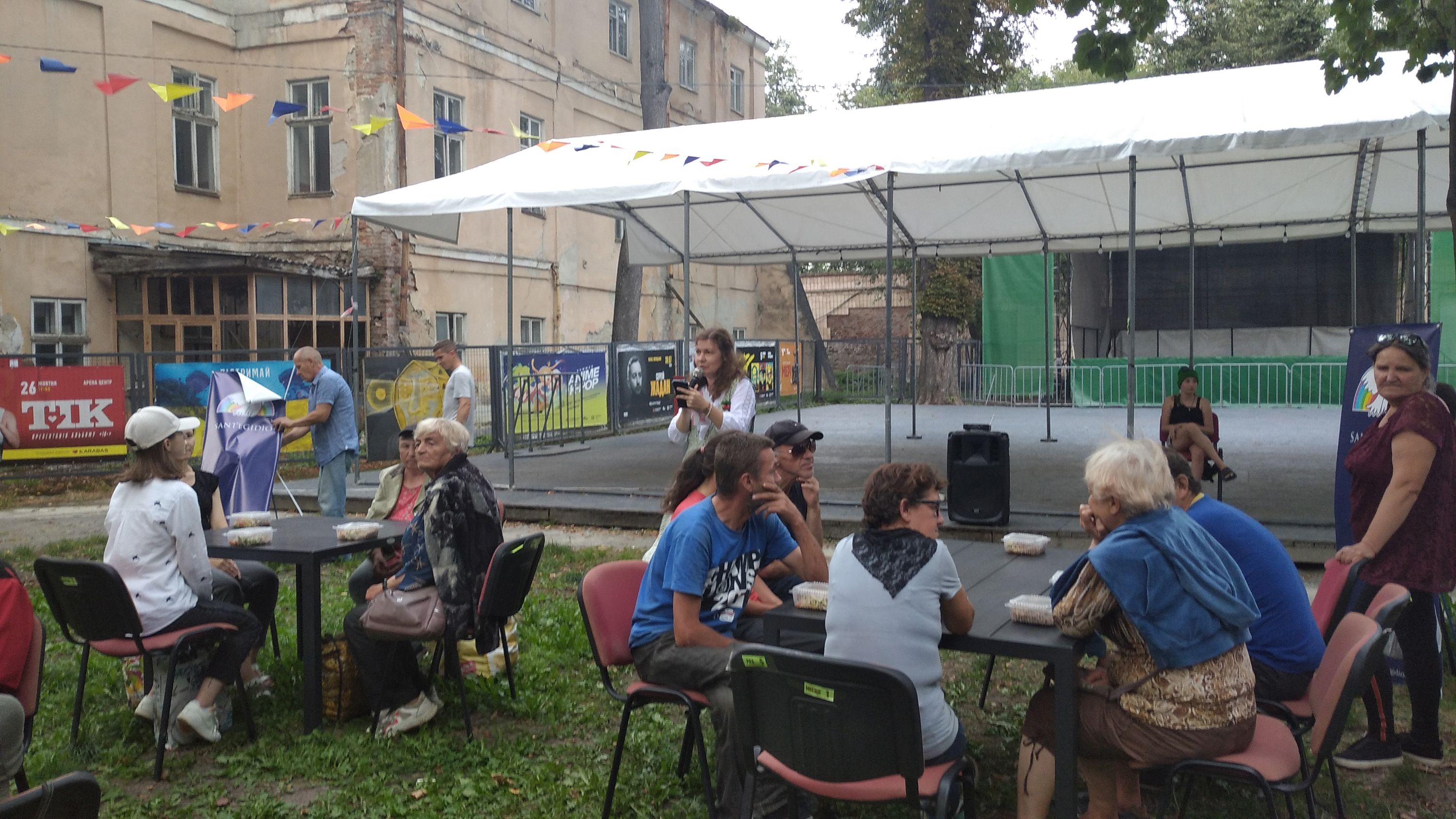 У центрі Івано-Франківська провели літній пікнік для потребуючих - фото 120257