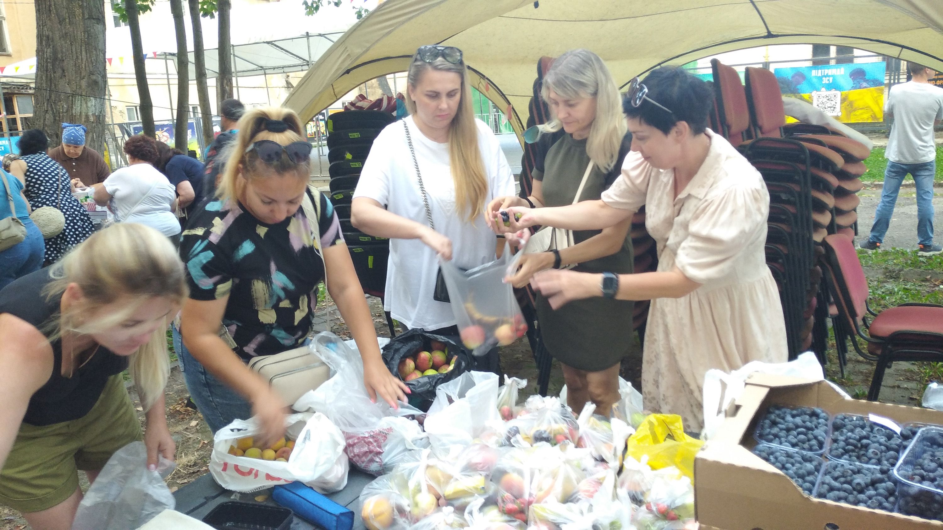 У центрі Івано-Франківська провели літній пікнік для потребуючих - фото 120258