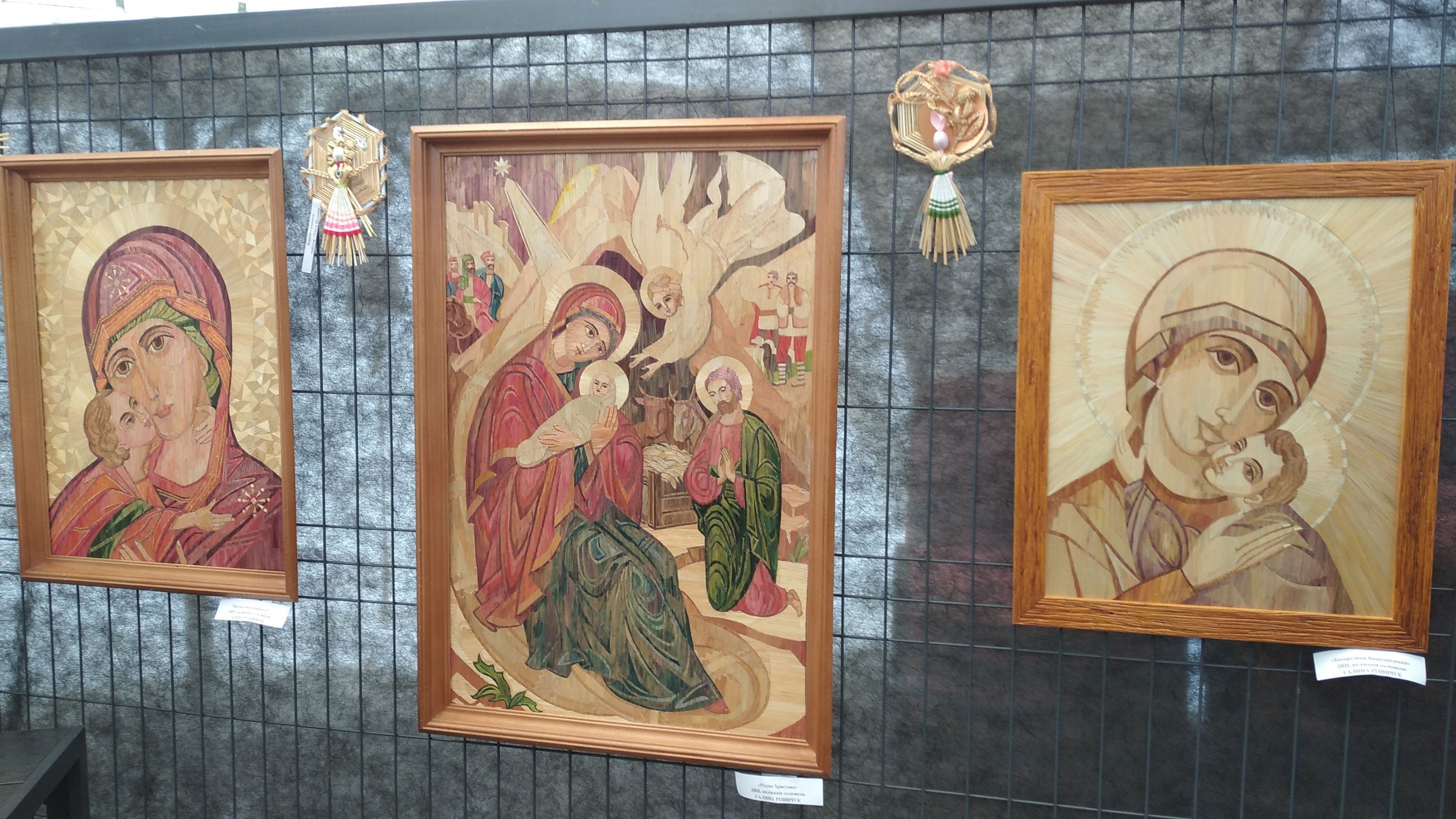 В Івано-Франківську відкрили виставку сакральних художніх виробів з соломи, присвячену Різдву - фото 126896