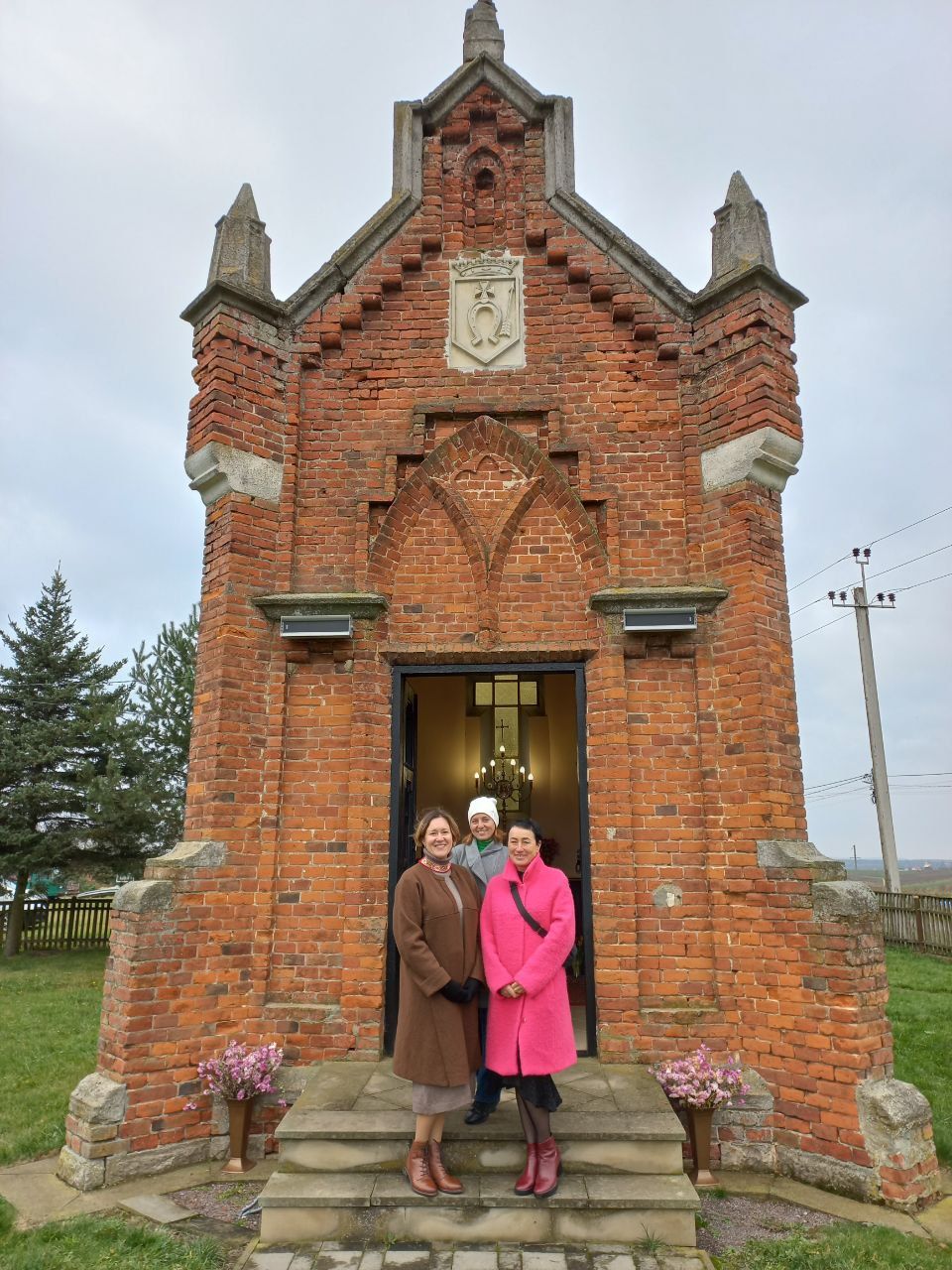 Пані Оксана з парафіянками біля каплиці-усипальниці родини Шептицьких - фото 127397