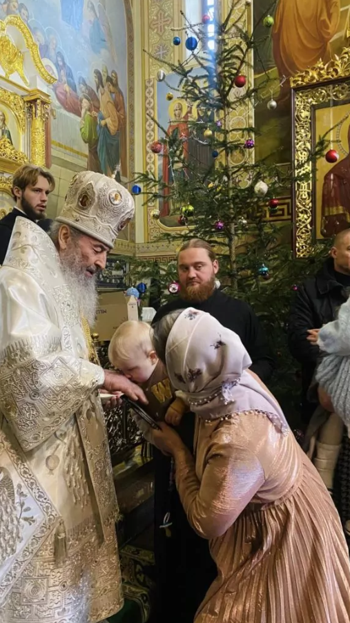 Після Богослужіння митрополит Онуфрій роздавав шоколадки, за що йому цілували руку - фото 128003