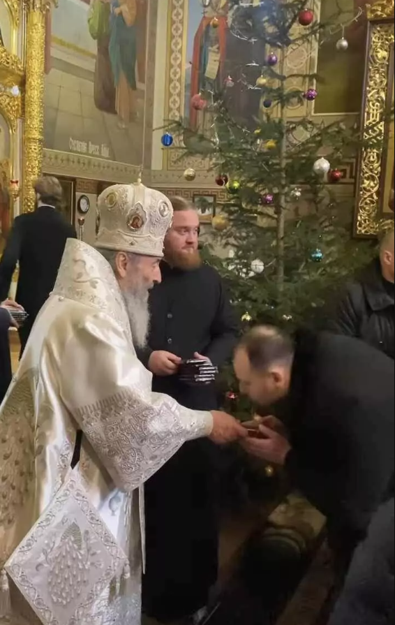 Після Богослужіння митрополит Онуфрій роздавав шоколадки, за що йому цілували руку - фото 128004