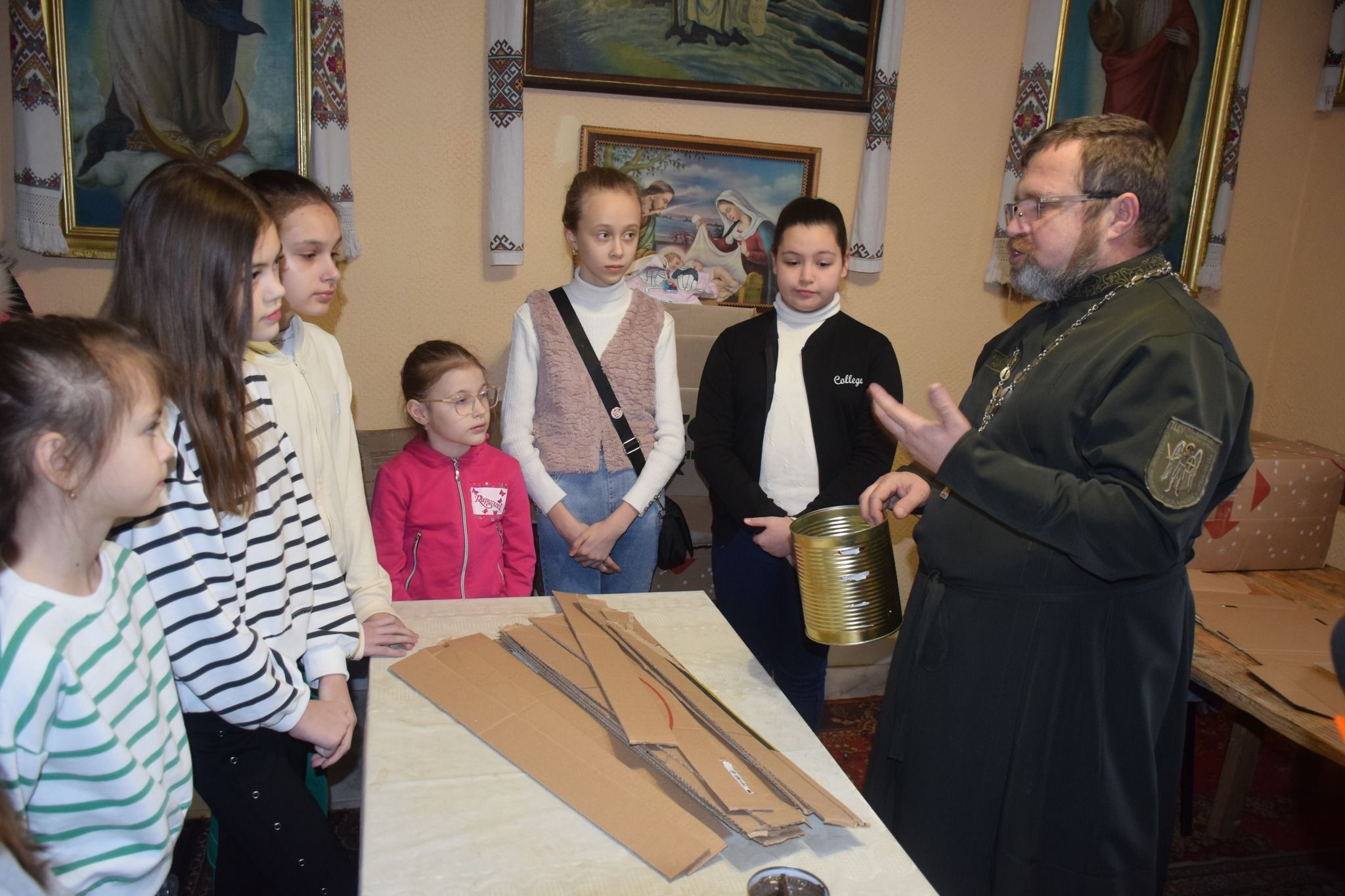 У Мукачеві військовий капелан з дітьми виготовили півтисячі окопних свічок - фото 129336