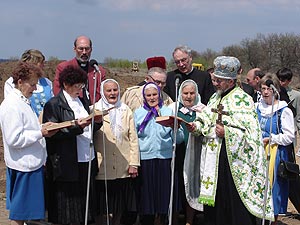 православний священик Олександр Квітка разом із лютеранами впевнено і натхненно співає псалми із євангельських духовних збірок