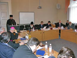 Леонід Падун головує на засіданні Всеукраїнської Ради Церков і релігійних організацій