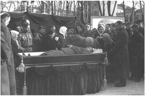 Похороны Н.Ф. Ватутина в Советском (теперь Мариинском) парке. Запечатлен момент прощания с Н.Ф.Ватутиным Никиты Хрущева - члена Военного совета Первого Украинского фронта, которым командовал Ватутин. Похороны происходили 17 апреля 1944 года