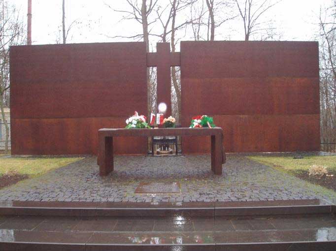 Лісопарк. Меморіал на місці масових поховань жерт комуністичних репресій. Стіна пам'яті