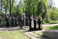 Молитва на місці поховання жертв серед цивільного населення Львова