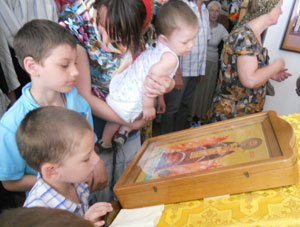Діти біля ікони святителя Луки