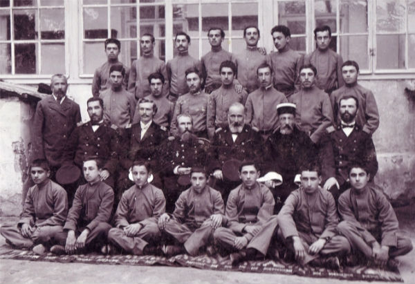 Ілля Казас (третій справа у другому ряду) на ганку духовного управління караїмів Криму.