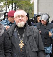 Православный священник вместе с «афганцами» и «чернобыльцами» штурмовал парламент