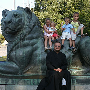 Отец Юрий Саквук с детьми