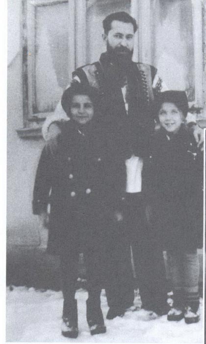 Теодор Ромжа з племінницями у гуцульському вбранні