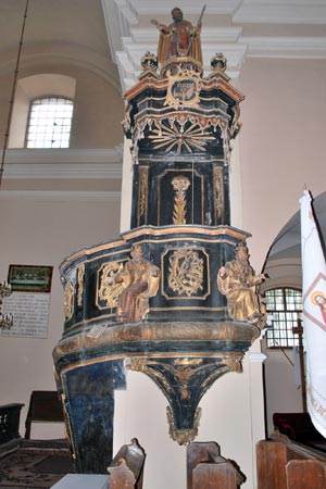 Казальниця у Світоонуфріївській церкві, прикрашена скульптурами і різьбою