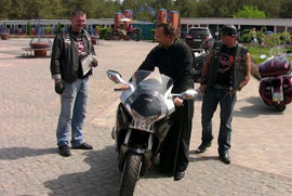 Священик на мотоциклі
