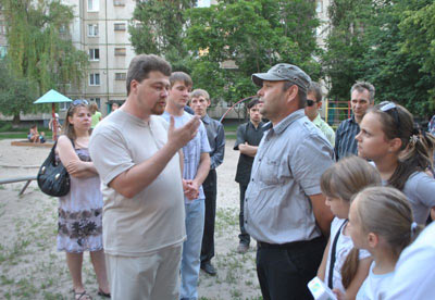 о.Максим (Денисенко) (слева) объясняет свою позицию организаторам