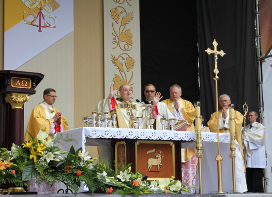 Урочиста меса на чолі з кардиналом Анжело Комастрі