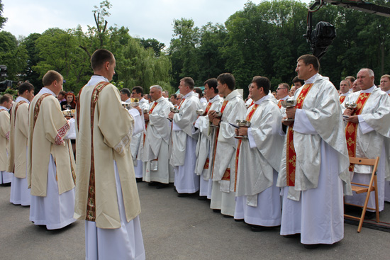 Участь у Службі взяли також близько 400 священиків
