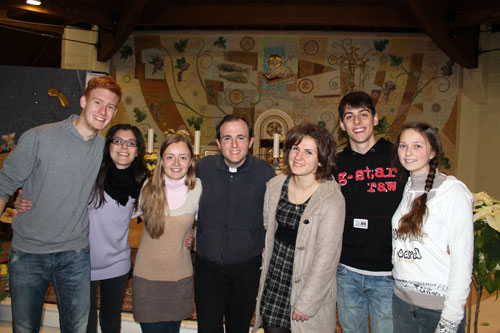 молодь на парафії Сан-Клето з о. Роберто Рошетті