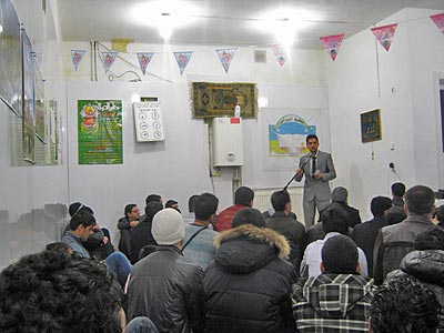 Зала, де проводяться служіння мусульман у приміщенні офісу Арабської громадської організації «Ен-Небрас»