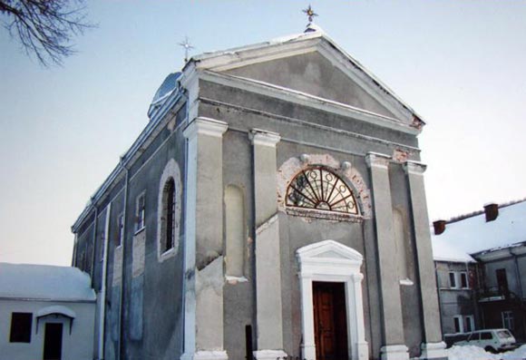 Свято-Іванівський монастирський храм з оновленим вікном над входом