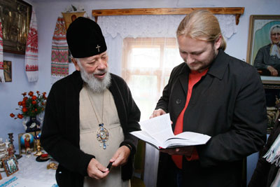 З Предстоятелем УПЦ Блаженнішим Митрополитом Володимиром в його рідному домі в селі Марківці