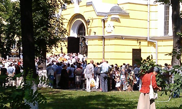 Хресна хода формується біля Володимирської собору