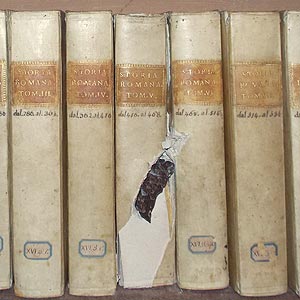 Експонат бібліотеки: осколок снаряду, який потрапив у книги під час бомбардування монастиря у роки Другої світової війни