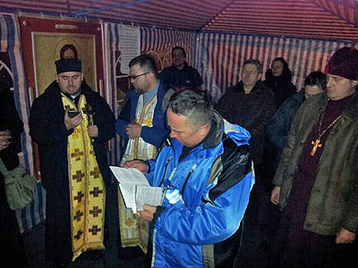 On the Kyiv Maidan Redemptorist priests of the Ukrainian Greek Catholic Church again installed a chapel.