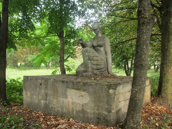 “Пам'ятник матері”, який встановили на місці старого кладовища в радянські часи
