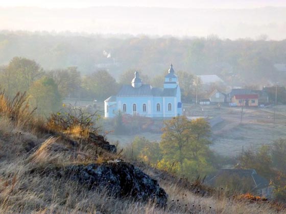 сільська церква з гори