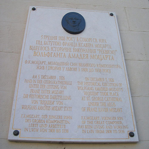 Фото І.Чорновола: Меморіальна таблиця Ф. К. Моцартові на Соборі св. Юра