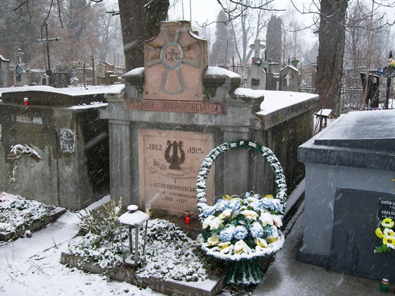 Фото І.Чорновола: Гробівець О.Нижанківського в Стрию