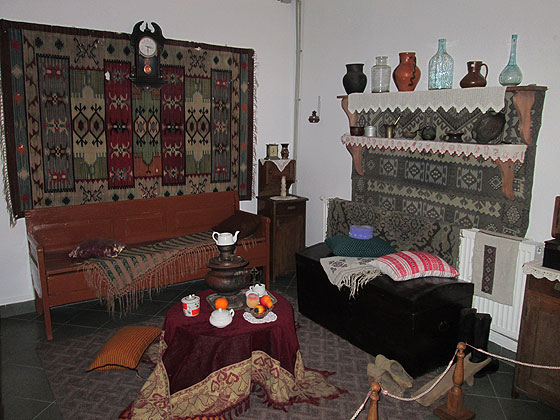 Інтер’єр караїмського помешкання у Галичі, відтворений у Музеї караїмської історії та культури