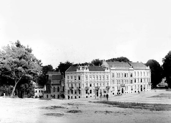 Кам’яниці південно-схудної сторони площі св. Юра. Фото 1860-1880 рр.