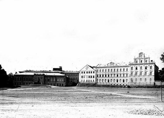 Монастир Святого Серця та будівля хімічної лабораторії. Фото 1880-х рр.