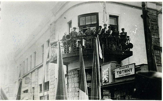 Генерал Віктор Курманович та керівники Карпатської Січі виступають на балконі будівлі Головної Команди у Хусті. Зима 1939 року
