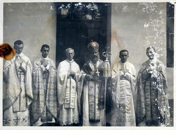 Єпископ Миколай Чарнецький (в центрі)
